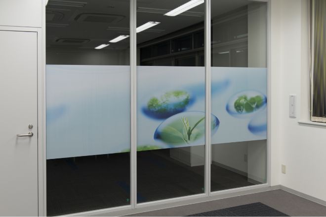 奥が暗く手前が明るいときの見え方（夜）