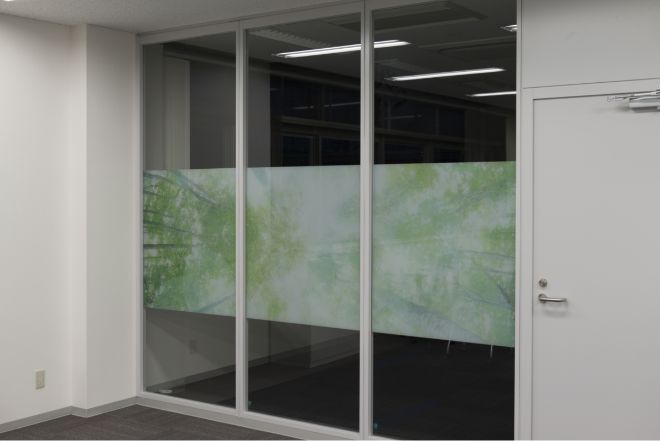 奥が暗く手前が明るいときの見え方（夜）